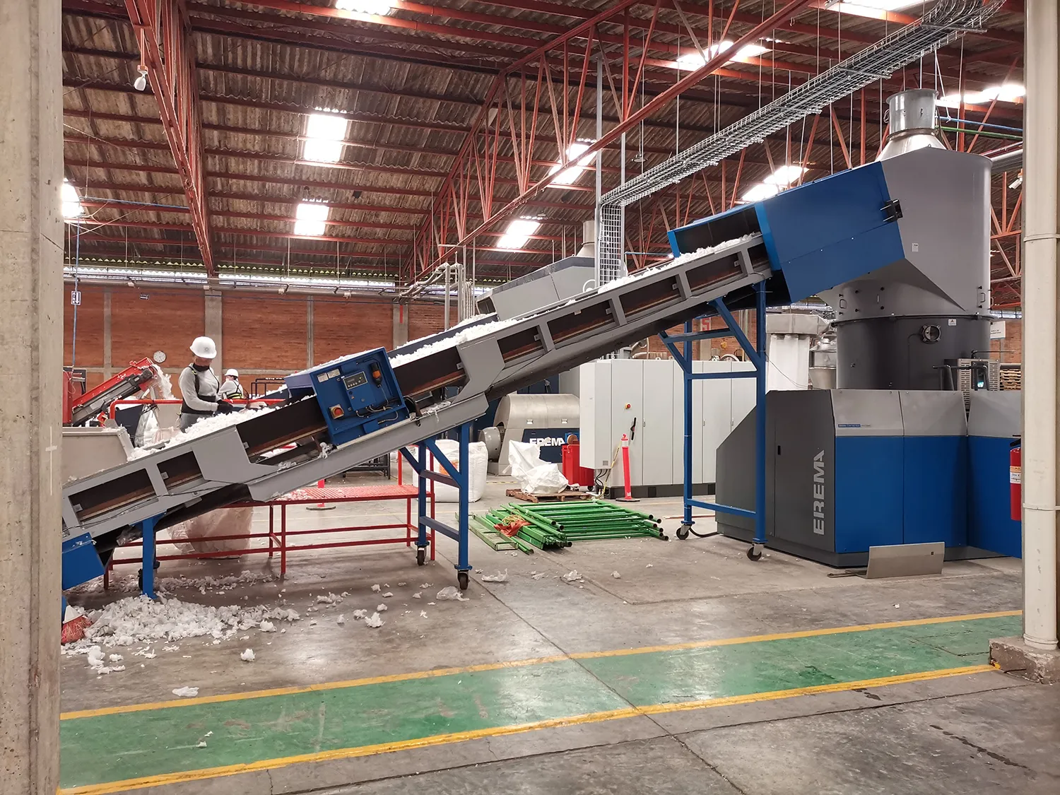 Gebrauchte Komponente einer Recycling Maschine in Produktionshalle